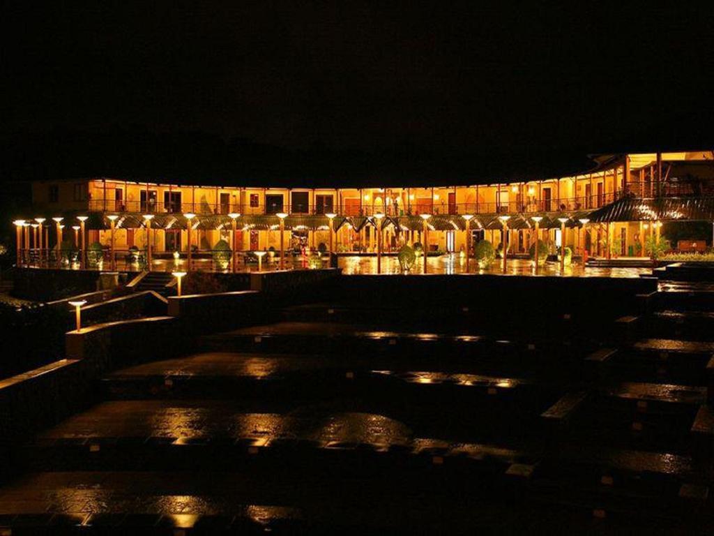ホテル アンビー バレー シティ ロナバラ エクステリア 写真 The resort at night
