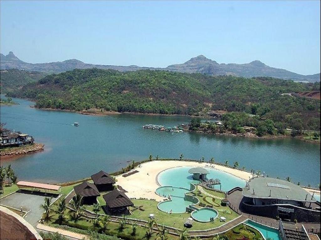 ホテル アンビー バレー シティ ロナバラ エクステリア 写真 View of the lake at the resort