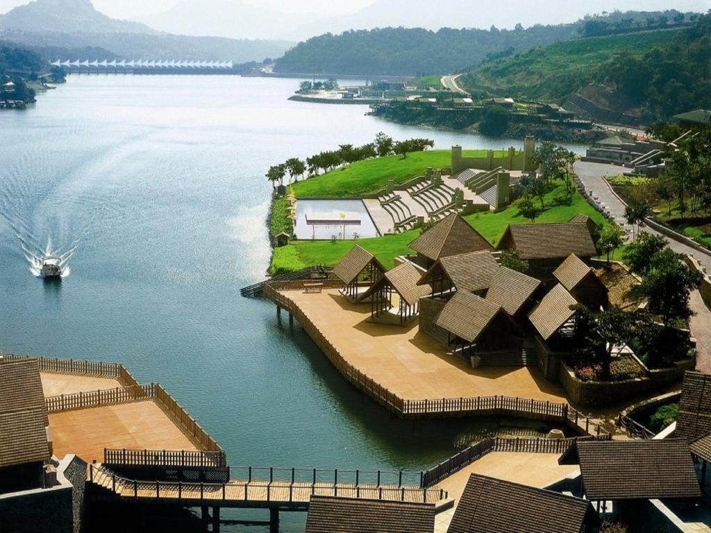 ホテル アンビー バレー シティ ロナバラ エクステリア 写真 View of the resort