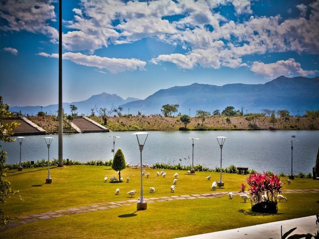 ホテル アンビー バレー シティ ロナバラ エクステリア 写真 View of the lake from the hotel