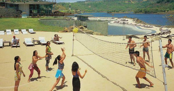 ホテル アンビー バレー シティ ロナバラ エクステリア 写真 Beach volleyball at Lake Cascade