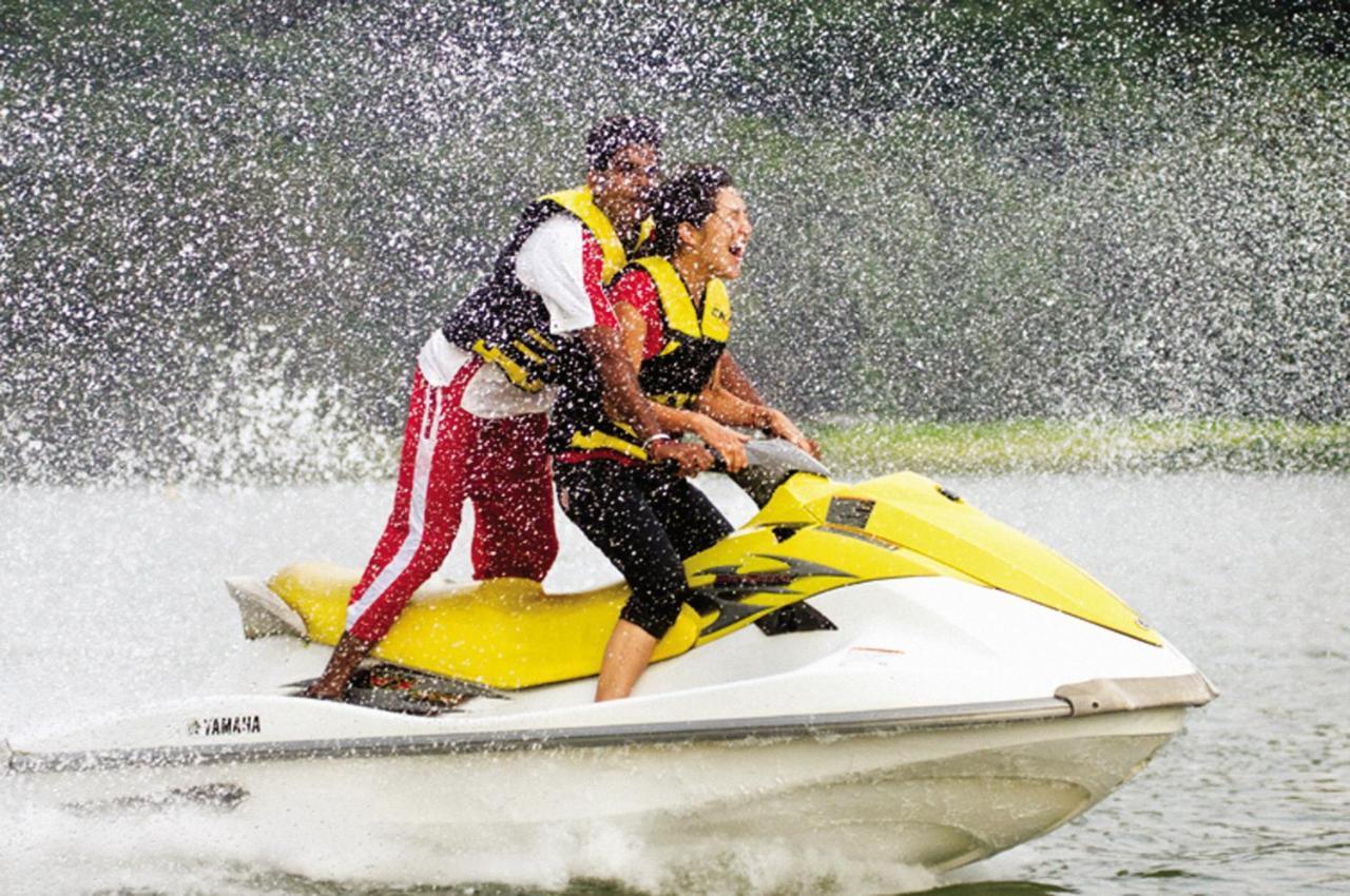 ホテル アンビー バレー シティ ロナバラ エクステリア 写真 Jet Skiing at the resort