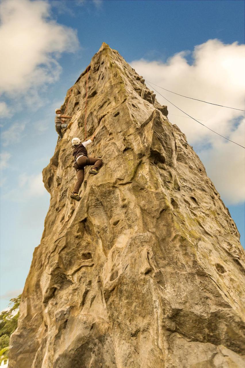 ホテル アンビー バレー シティ ロナバラ エクステリア 写真 Climber on the Needle